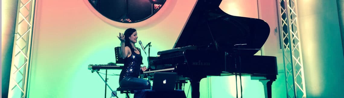 Christiane Dehmer, live, Pianistin, Sängerin, deutsche Musikerin, Flügel, Tasteninstrumente, Synagoge, Alte Synagoge, Kitzingen